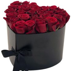 باکس سورپرایزی قلبی گل رز و شکلات