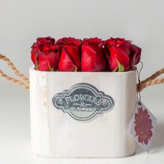 جعبه گل رز قرمز چوبی کوچک
